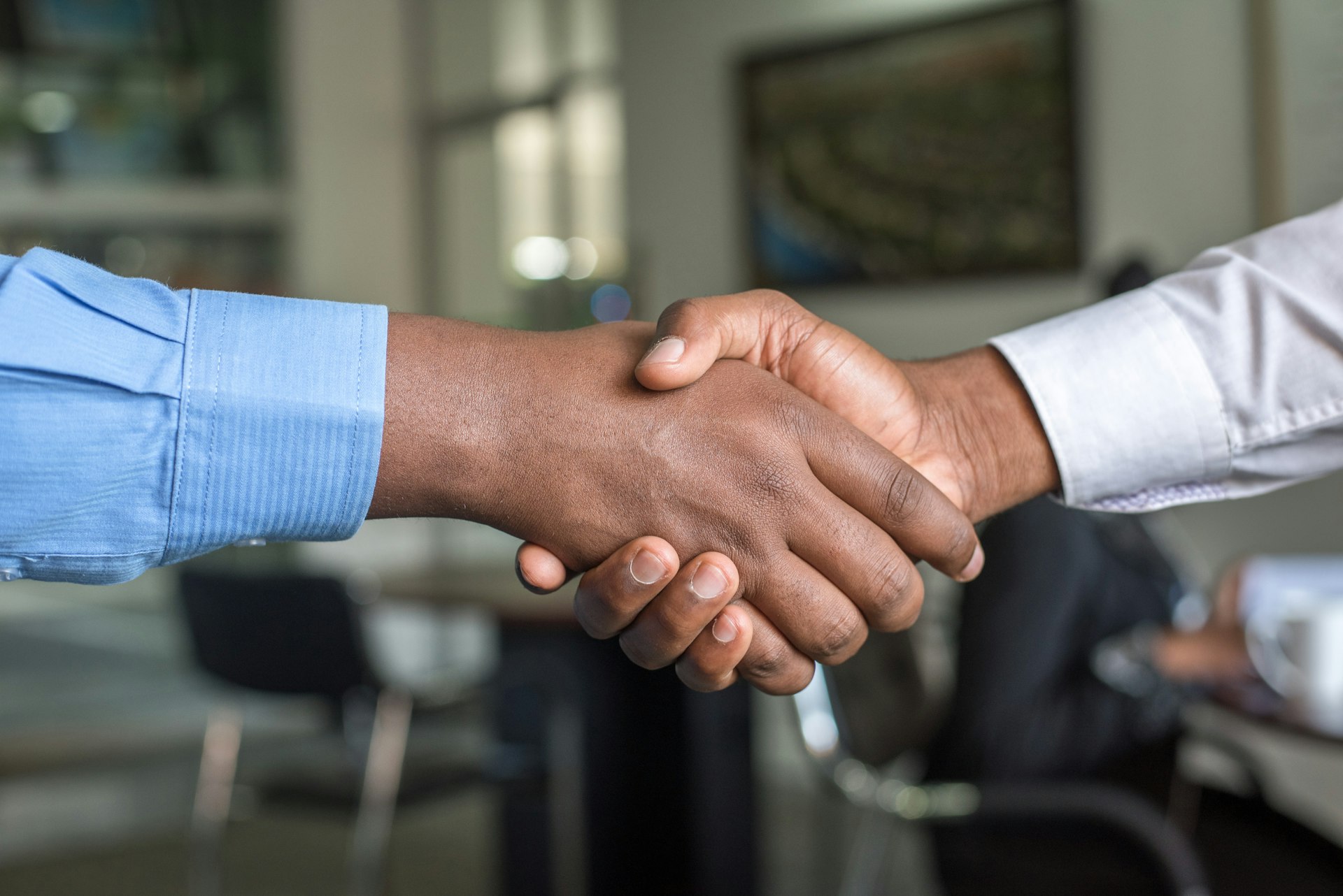 Händedruck nach einem Beratungsgespräch